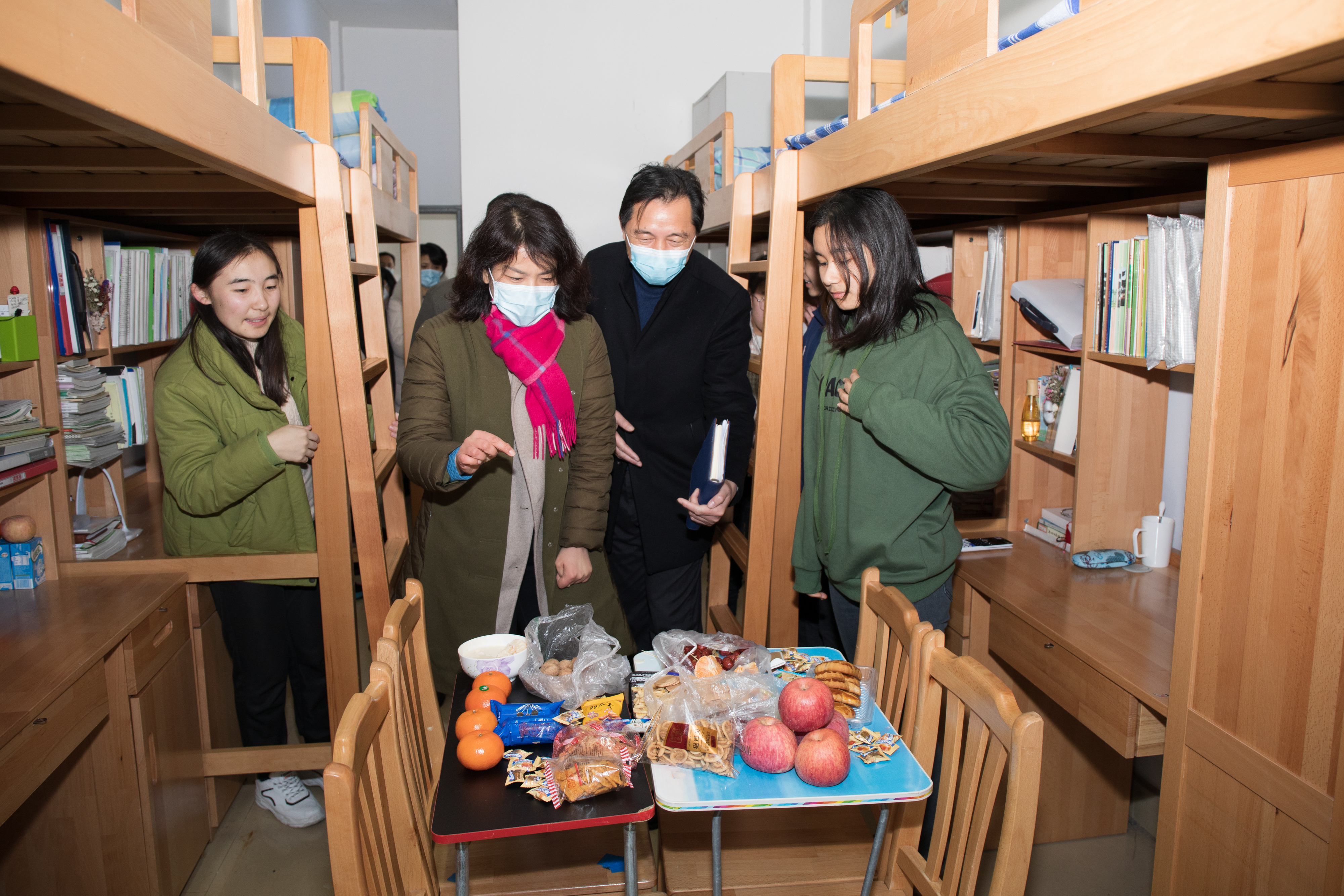 区委领导慰问我校新疆部师生-上海市朱家角中学