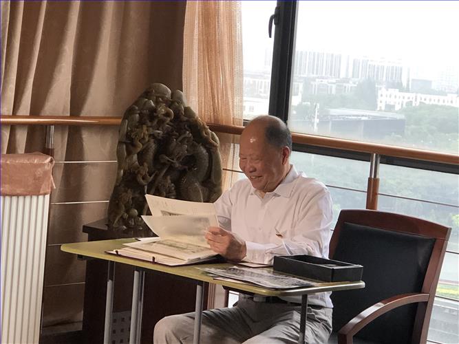 徐校长翻看老照片.jpg 徐校长翻看老照片.jpg