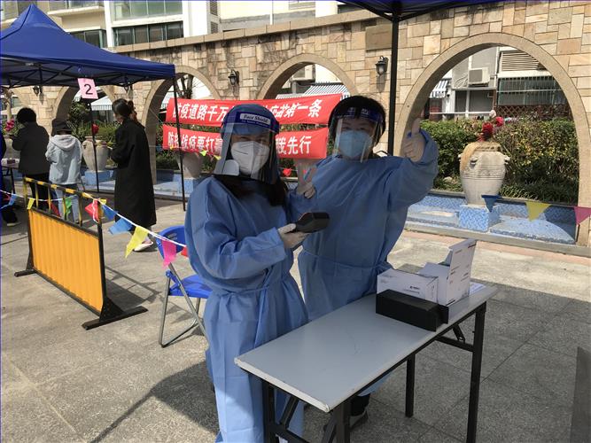 初元微老师志愿者照片2.jpg 初元微老师志愿者照片2.jpg