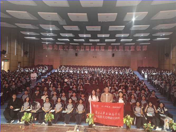 图5:复旦上医理论宣讲团与朱家角中学高一学生合照.png 图5:复旦上医理论宣讲团与朱家角中学高一学生合照.png
