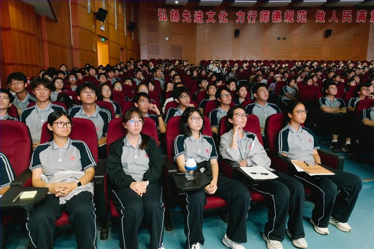 图4:朱家角中学学生.jpg 图4:朱家角中学学生.jpg